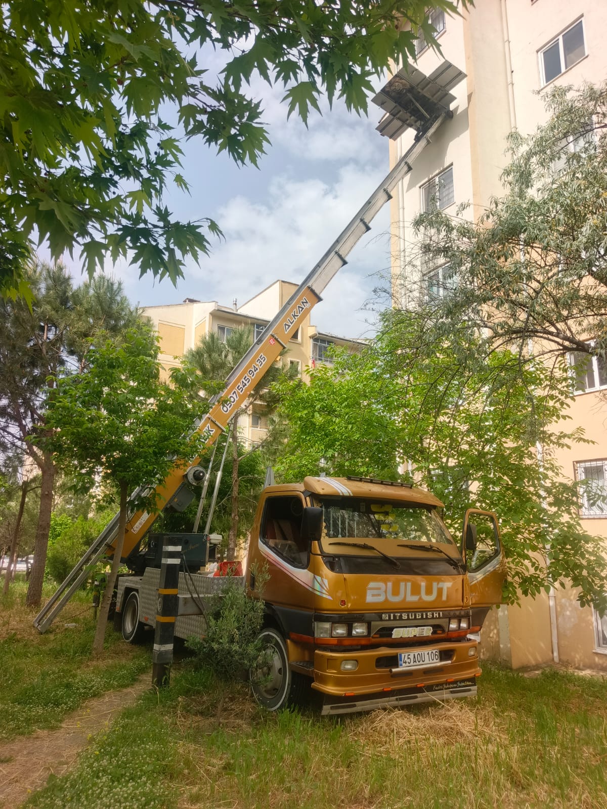 Ağaçlar arasında çalışan mobil asansör aracı